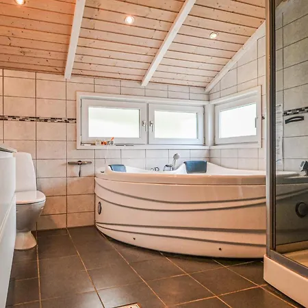 Дом отдыха Beautiful Home In Oksbol With Sauna